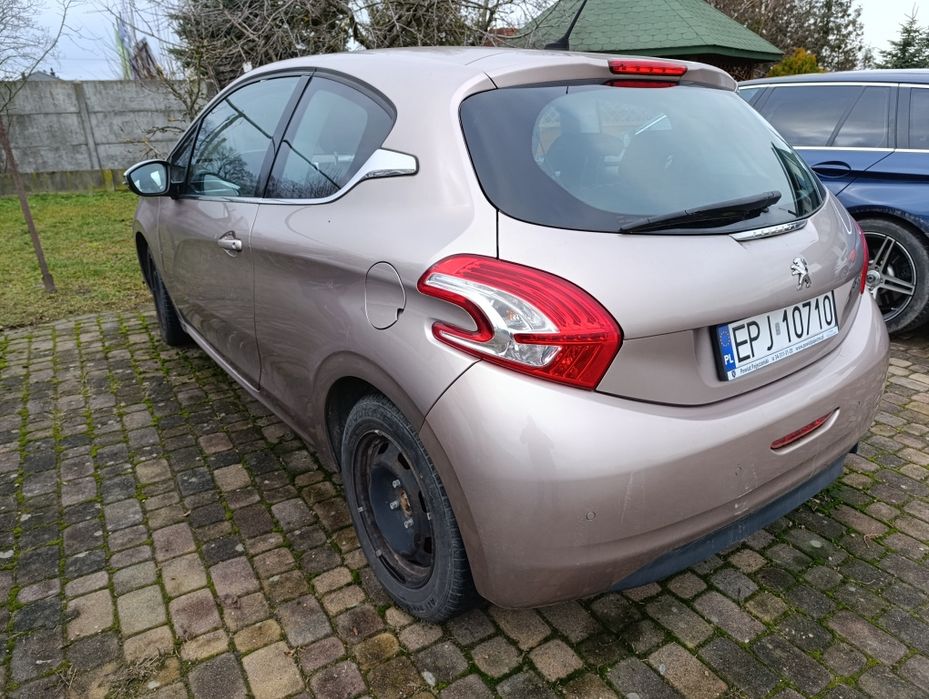 Peugeot 208 bardzo dobry stan