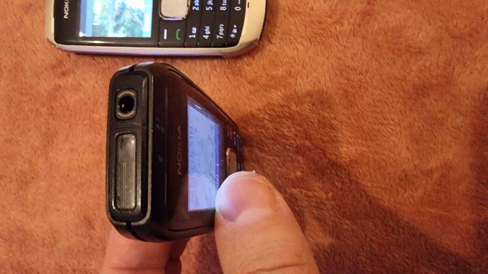 Dois Telemóveis Nokia 1800 (Preto e Prata) RETRO