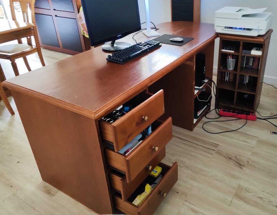Vendo secretária em madeira. Ótima oportunidade