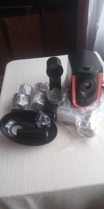 Електро м'ясорубка   та шинковка  1340 w нова  торг