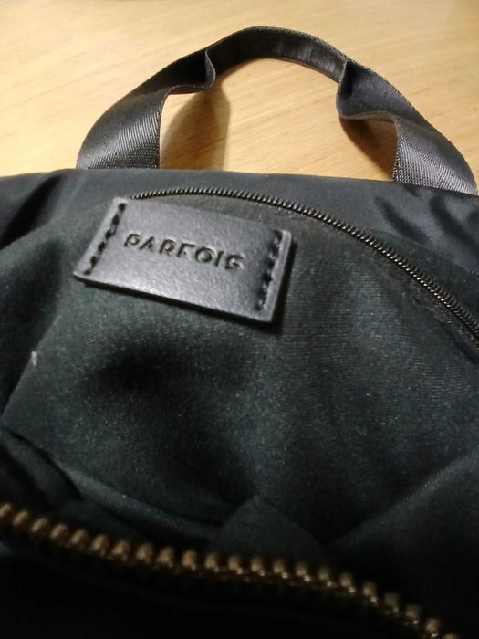 Carteira grande, da Parfois, com bolsas do lado de fora