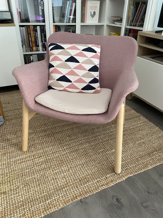 Poltrona rosa “VEDBO” IKEA