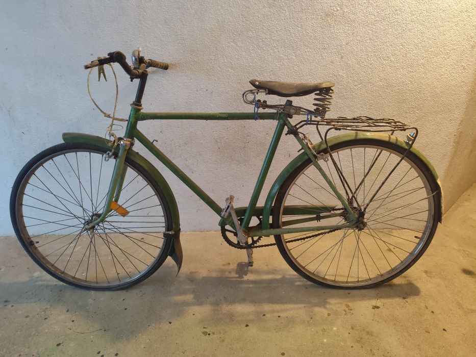 2 Bicicletas  -  1 antiga  pasteleira e outra montanha no