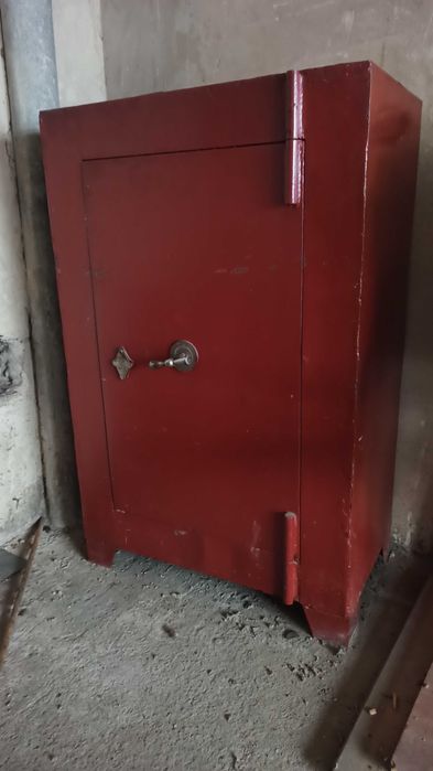 Продаю сейф 1.5м. висота