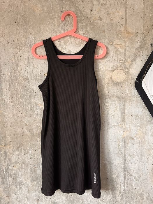 Sportowy strój na fitness spodenki z koszulką połączone