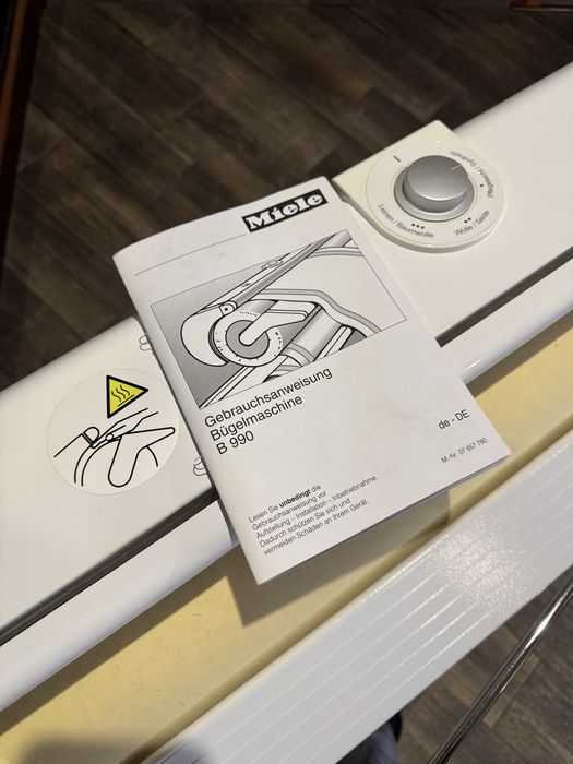Miele 990 – якісний гладильний каток для ідеального результату