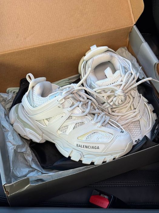 Кросівки balenciaga track жіночі в кольорах.