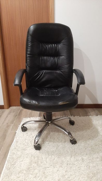 Cadeira escritório giratória com rodas