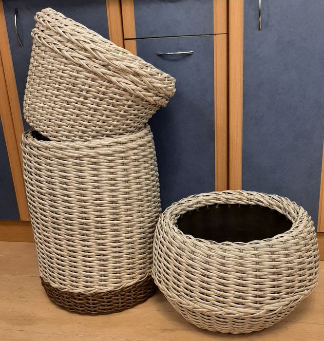 Кашпо из ротанга.