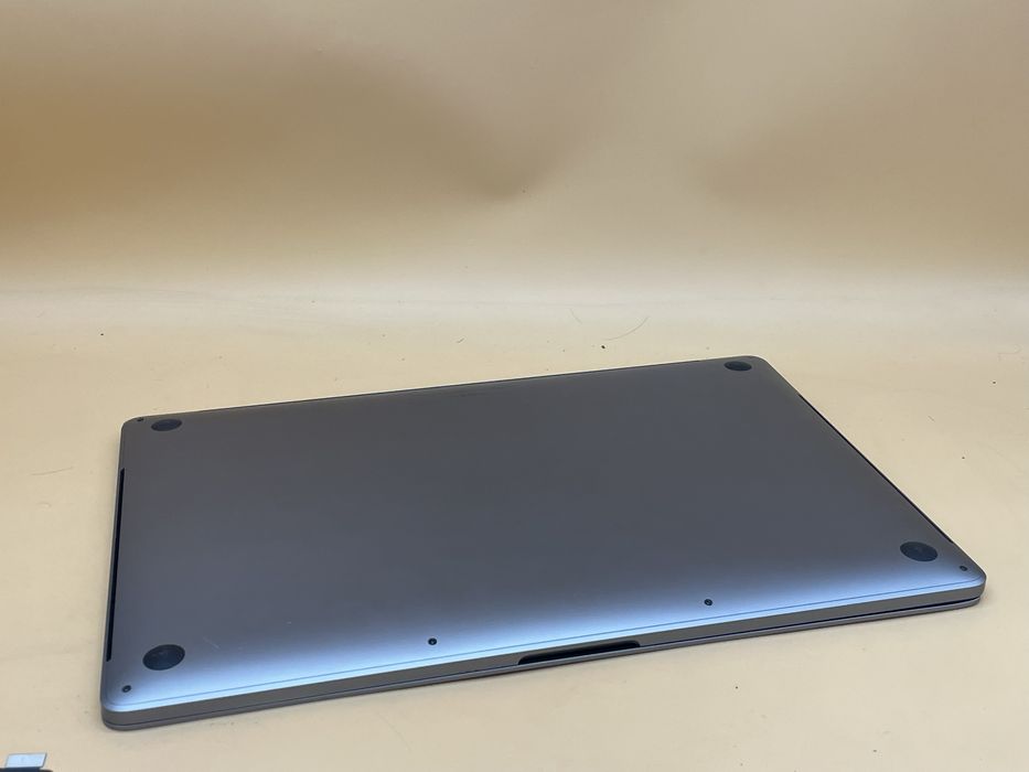 Macbook pro 2019 16 дюймів i7 512gb ssd a2141