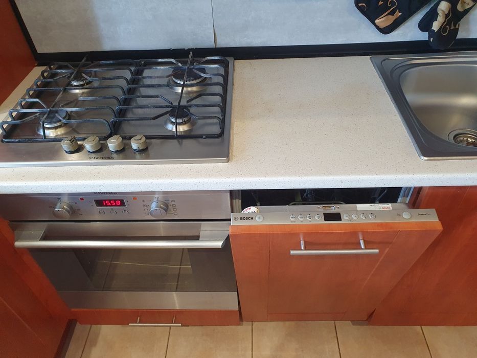 Meble kuchenne ,stół oraz sprzęt AGD