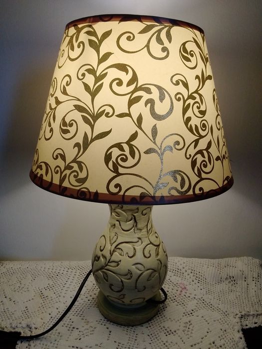 Candeeiro de mesa creme/dourado