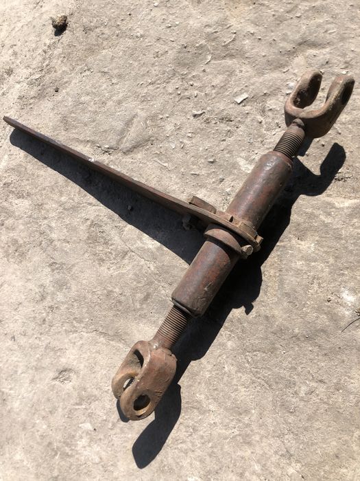 Продам винт регулировочний на культиватор КТС  КПЄ