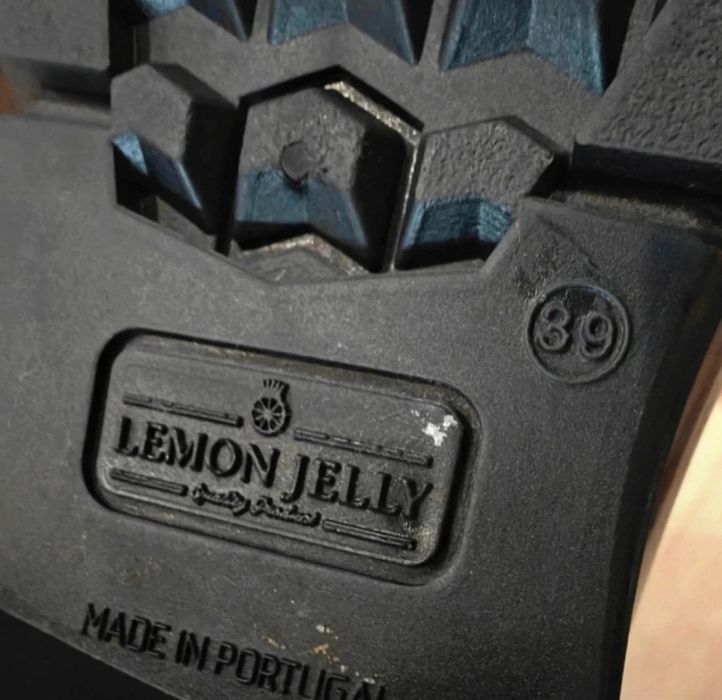 Botas pretas da Lemon Jelly