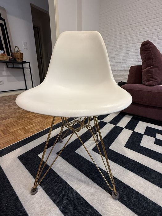 3 cadeiras brancas estilo Eames com pés dourados + 1 para reparação