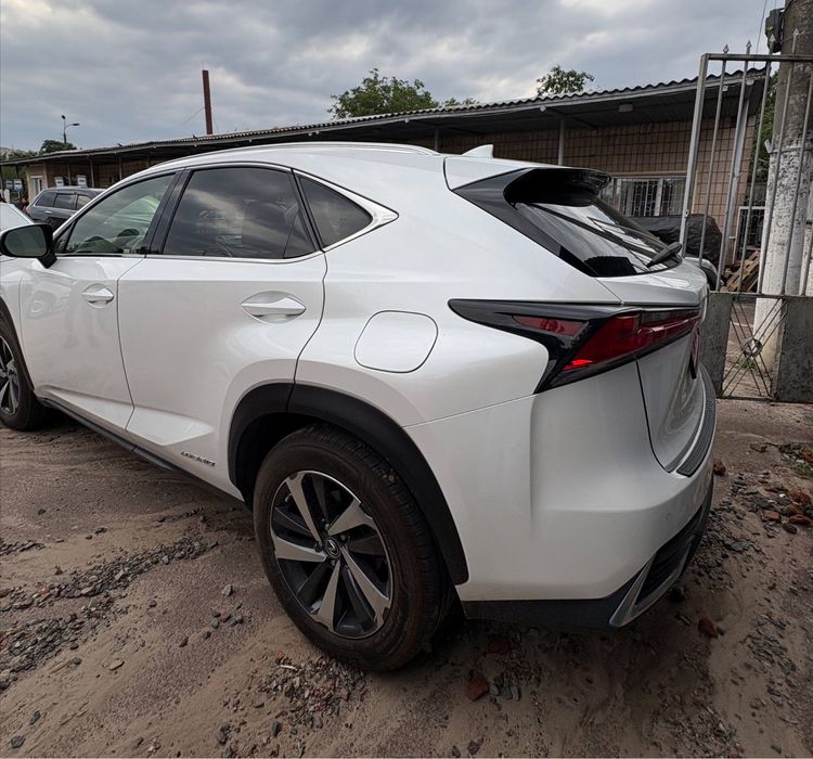 Продам Lexus 2019 2.5 гибрид