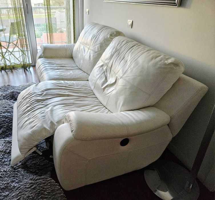 Sofá em pele branca com relax – muito confortável