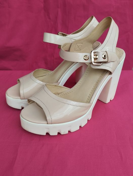 Босоножки женские 38 размер.