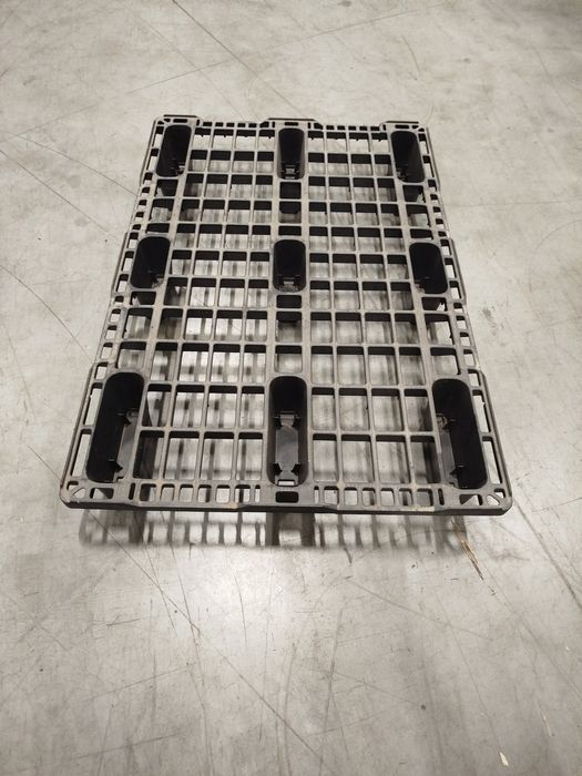 Palety plastikowe 14 szt.