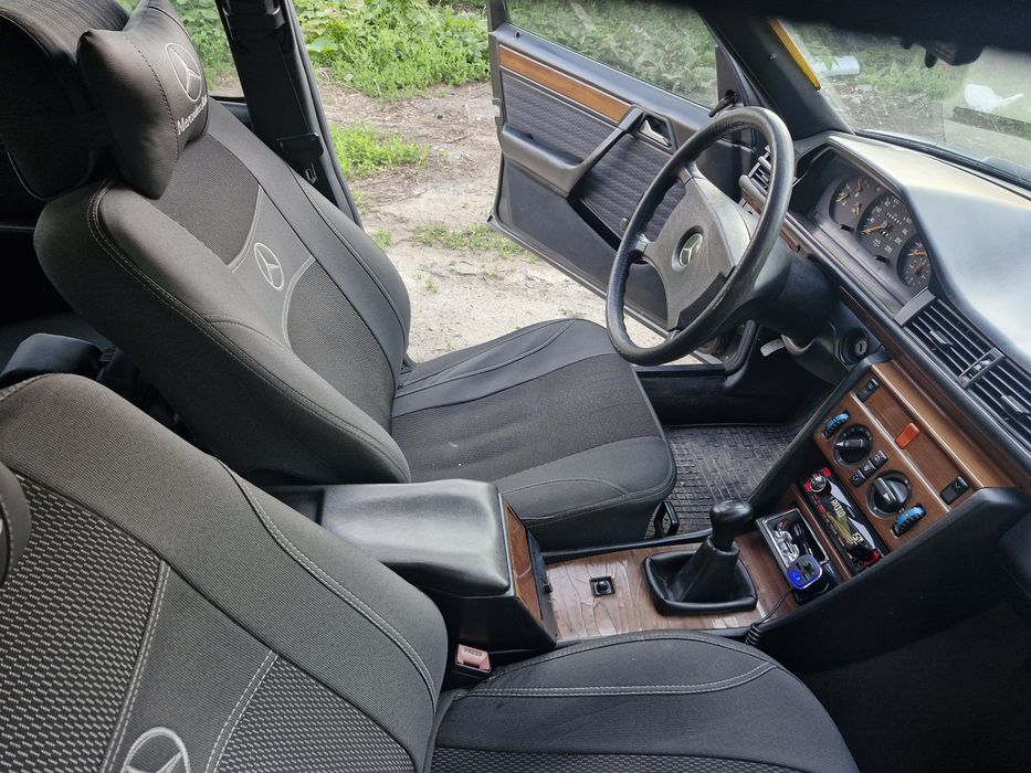 Mercedes w124 в кузові седан 1992 року випуску