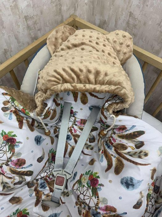 Zimowy otulacz do fotelika samochodowego
