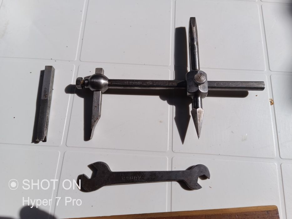 Ferramenta de cortar juntas antiga data de 1947