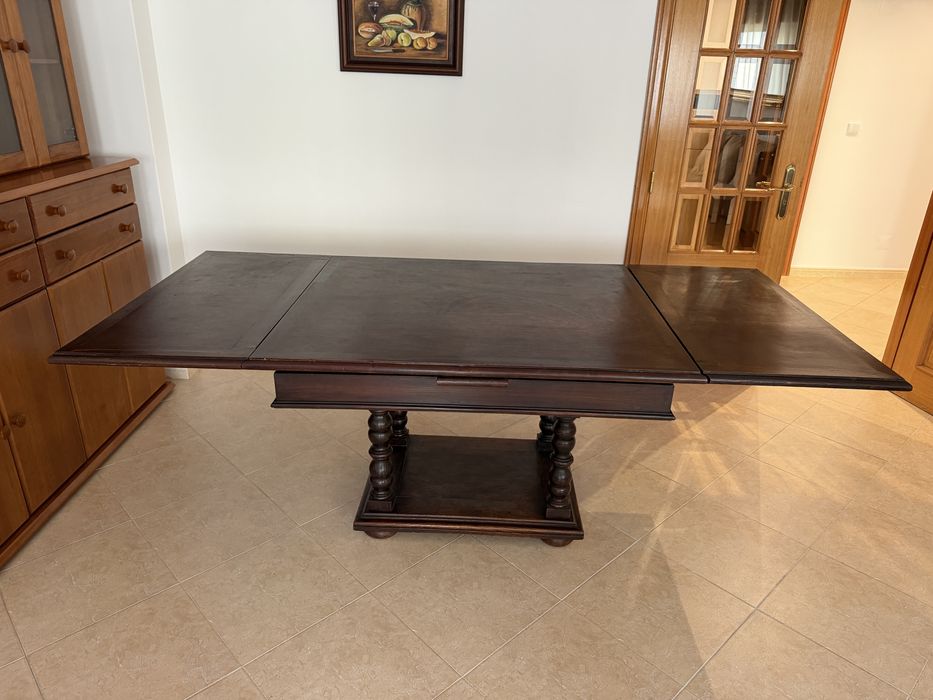 Mesa de jantar antiga em madeira escura de estilo manuelino  – Extensível