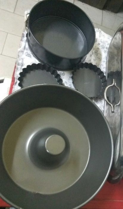 Conjunto de formas e utensílios de cozinha variados