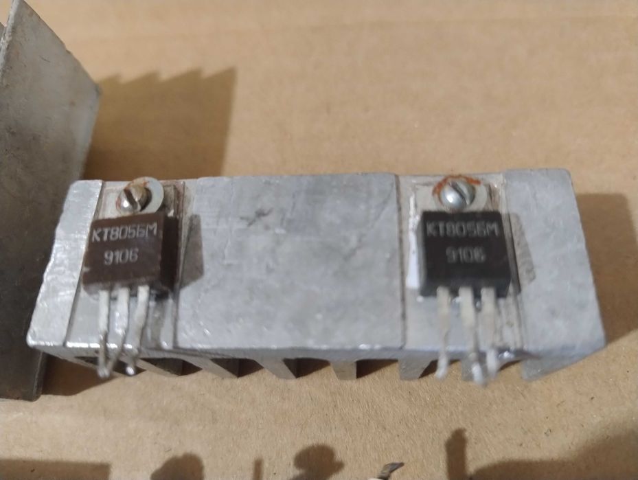Продам ,транзисторы 2Т818А, КТ801, КТ814 и др.  на радиаторах и без одним лотом.