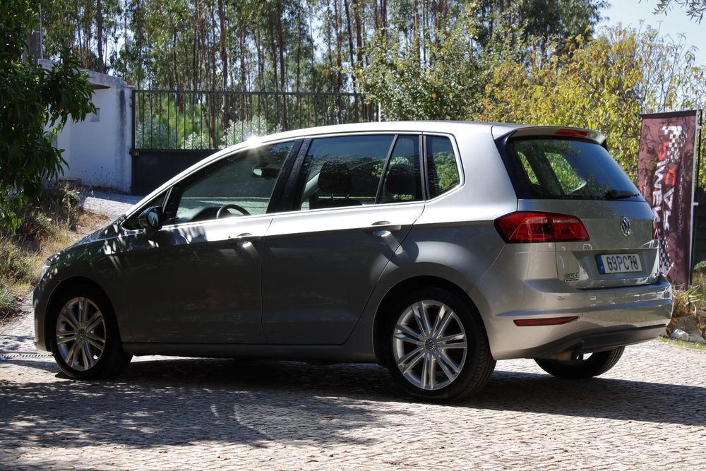 Volkswagen Golf 7 VII Sportsvan 1.6 TDI R-Line 110CV (195€/Mês)
