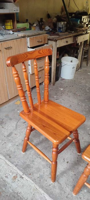 Stół drewniany z 2 krzesłami i 2 stołkami.