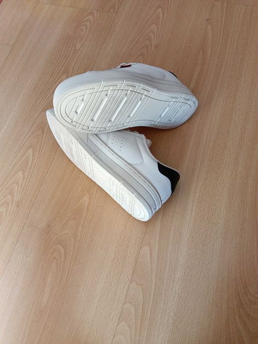 Ténis Levis novos tam. 33