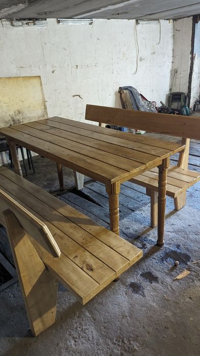 Деревянный стол с лавочками