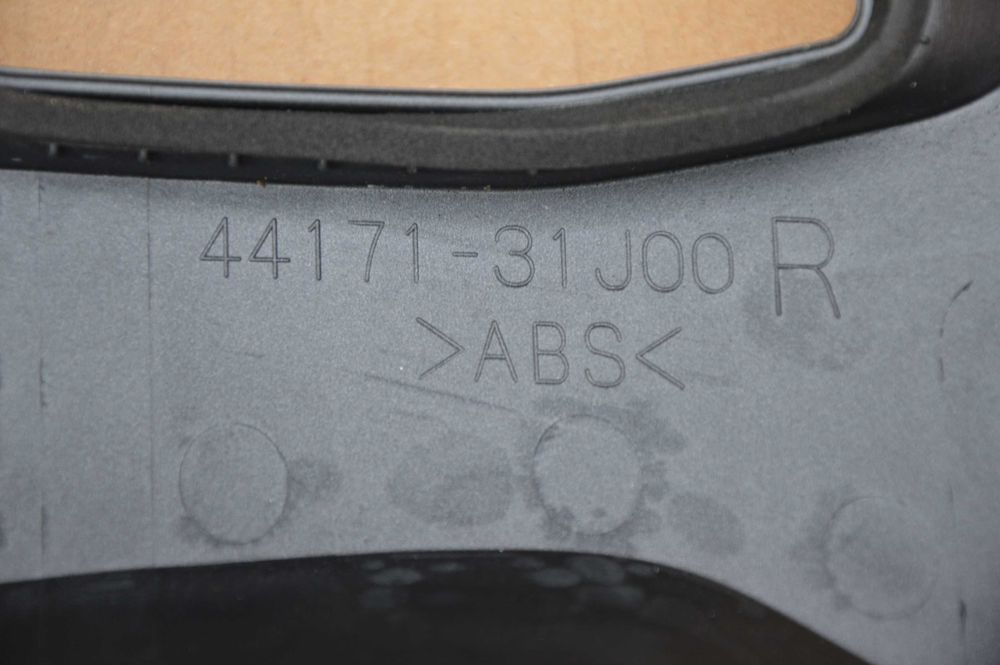 Suzuki DL 1000 '14r+ OWIEWKA osłona prawa emblemat