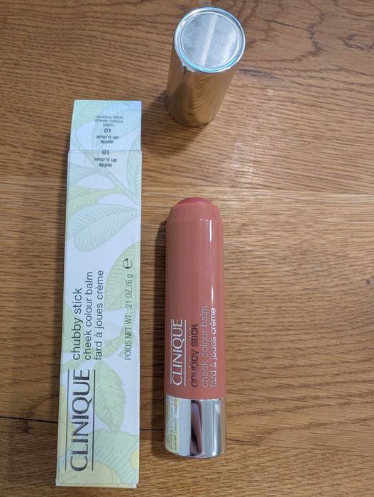 Róż do policzków w pisaku - CLINIQUE Chubby Stick, 01 amp'd up apple