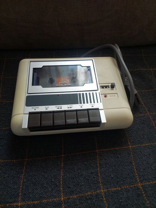 Komplet Commodore 64 plus kasety, joystick i magnetofon