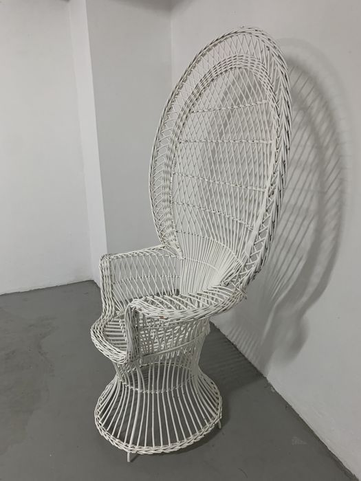 CADEIRÃO EM ROTIM recuperado e pintado de branco.