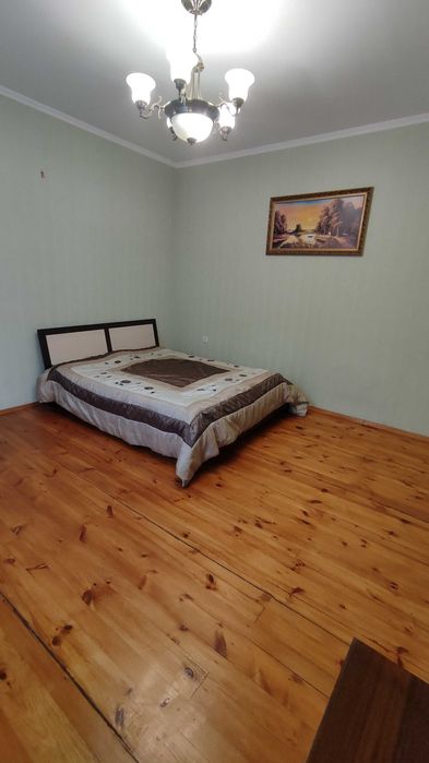 Продаж півбудинку з ділянкою (район залізничної лікарні)