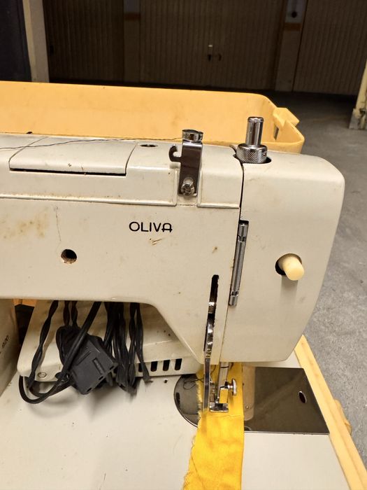 Maquina electrica de costura Oliva