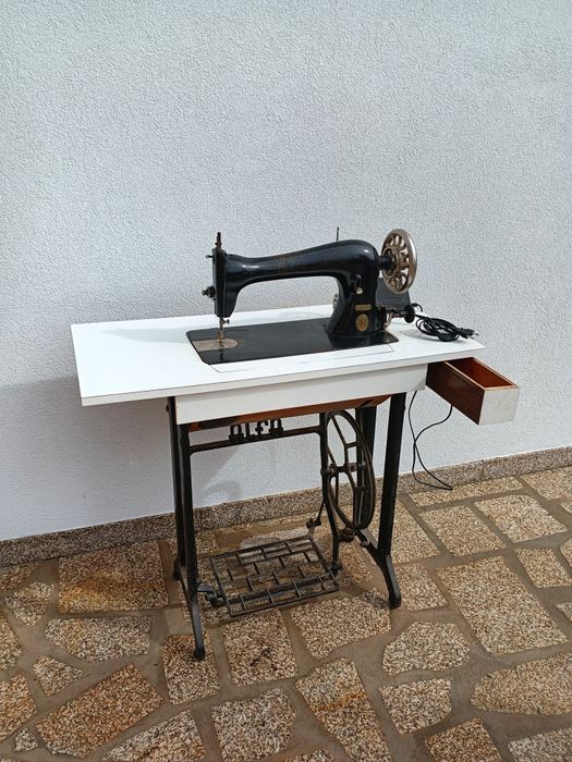 Máquina de costura a funcionar perfeitamente.
Manual, com adaptador mecânico elétrico.