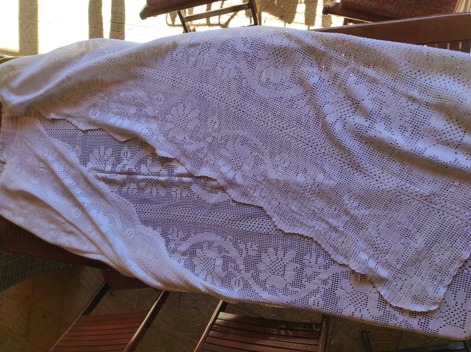 Toalhas e colchas de linho rendadas à mão