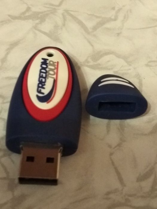 Флешка    4     GB