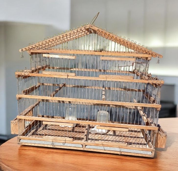 Gaiola antiga em madeira.