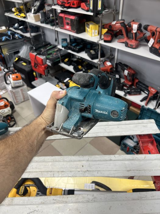 Аккумуляторная дисковая пила по металлу Makita DCS 550