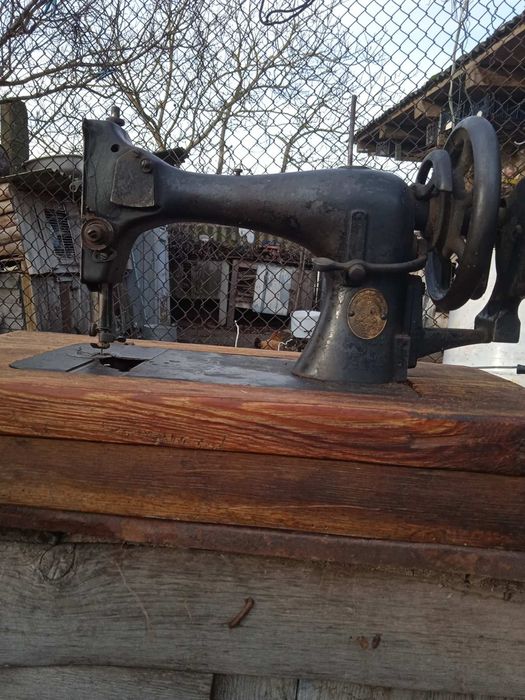 Старовина .Німецька швейна машинка.