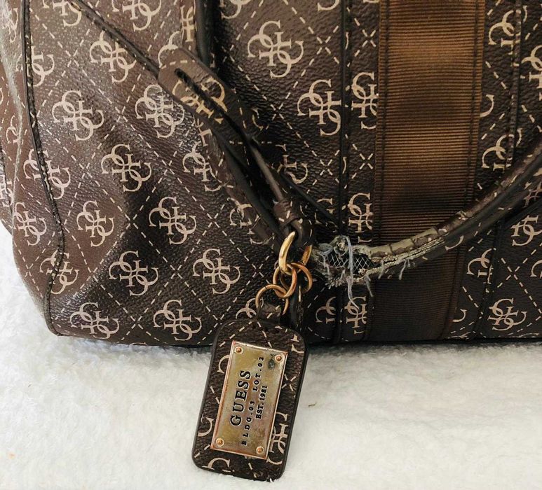 Mala  com uso da marcaGuess