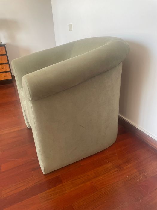Poltrona de veludo esverdeado