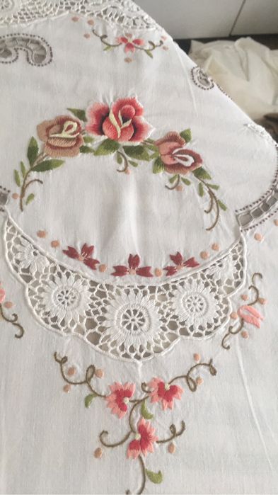 Linda toalha bordada redonda