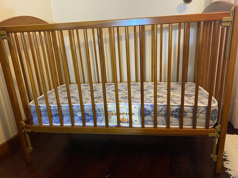 Cama de grades com colchão da marca PAUMA