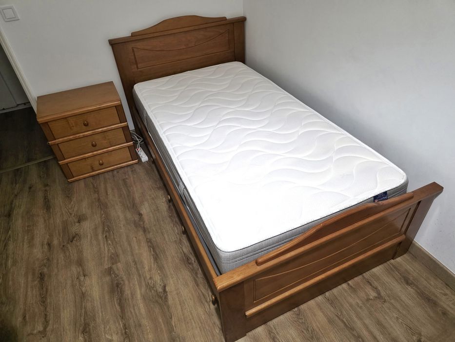Cama de solteiro, com colchao Molaflex (novo) + mesa de cabeceira
